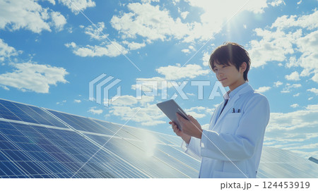 太陽光発電のデータを分析する日本人研究者 124453919