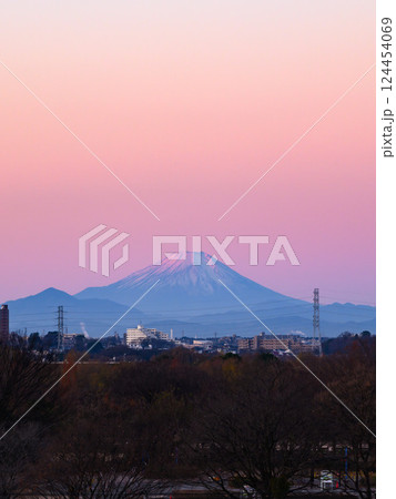 埼玉県戸田市から見る朝焼けの空と富士山の絶景 埼玉県戸田市から見る朝焼けの空と富士山の絶景 124454069