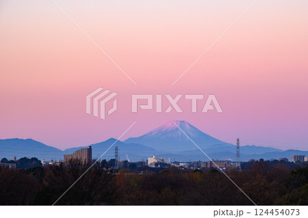 埼玉県戸田市から見る朝焼けの空と富士山の絶景 124454073