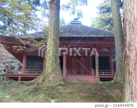 京都の名所、比叡山延暦寺西塔にある常行三昧を修す阿弥陀如来を本尊とする常行堂、国重要文化財 京都の名所、比叡山延暦寺西塔にある常行三昧を修す阿弥陀如来を本尊とする常行堂、国重要文化財 124454079