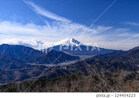 （山梨百名山）高川山より望む富士山と町並みの絶景 124454223