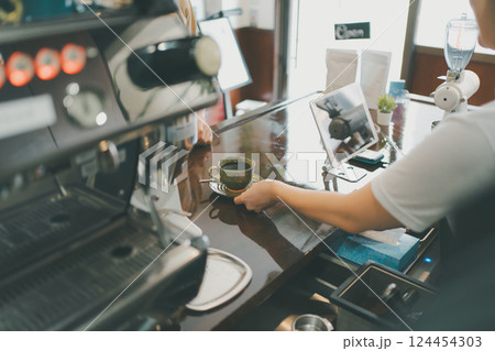 coffee shop 124454303