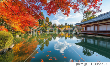 鏡のような湖面に映る紅葉 – 静寂の秋景 124454427