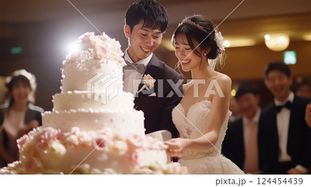 幸せのケーキ入刀 – 新郎新婦とゲスト 124454439