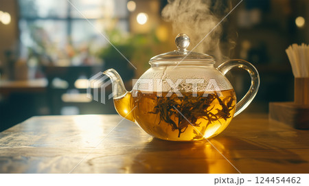 熱湯に広がるハーブティーの茶葉 124454462