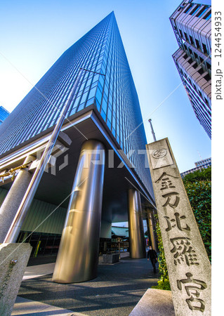 日本の東京都市景観 虎ノ門琴平タワーや金刀比羅宮などを望む。（画面左奥方向に虎ノ門ヒルズ駅） 124454933