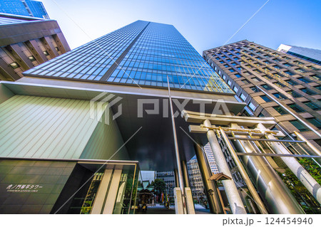 日本の東京都市景観 虎ノ門琴平タワーや金刀比羅宮などを望む。（画面左奥方向に虎ノ門ヒルズ駅） 124454940
