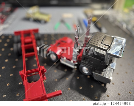 日本の大型プラモデルを作る光景　デコトラ 124454998