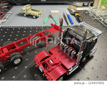 日本の大型プラモデルを作る光景　デコトラ 124455002