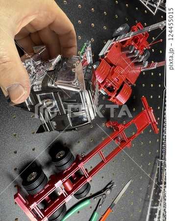 日本の大型プラモデルを作る光景 デコトラ 日本の大型プラモデルを作る光景 デコトラ 124455015