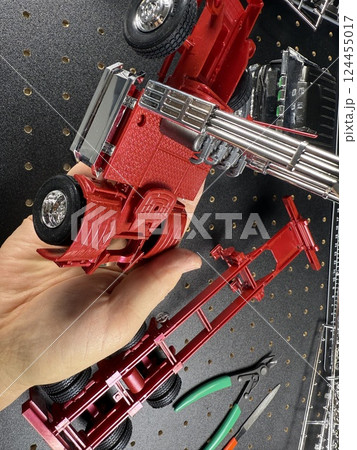 日本の大型プラモデルを作る光景　デコトラ 124455017