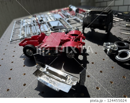 日本の大型プラモデルを作る光景　デコトラ 124455024