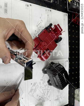 日本の大型プラモデルを作る光景　デコトラ 124455033