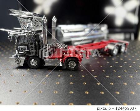 日本の大型プラモデルを作る光景 デコトラ 日本の大型プラモデルを作る光景 デコトラ 124455037