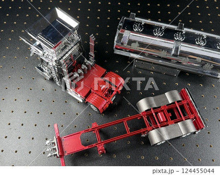 日本の大型プラモデルを作る光景　デコトラ 124455044