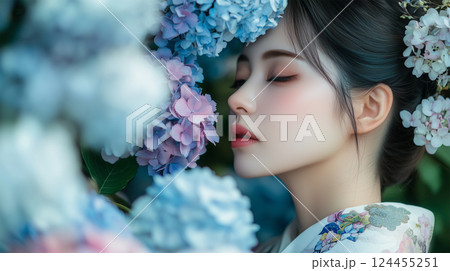 紫陽花の隙間から覗く着物女性の静かな美しさ 124455251
