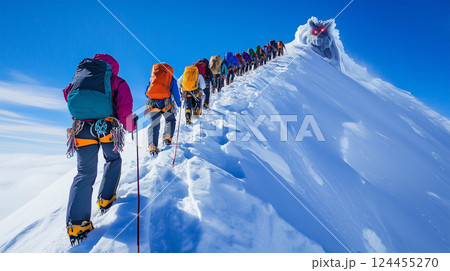 雪山を登る登山者と頂上の神秘的な存在 124455270
