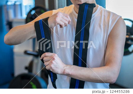 サポーターをつける男性 サポーターをつける男性 124455286