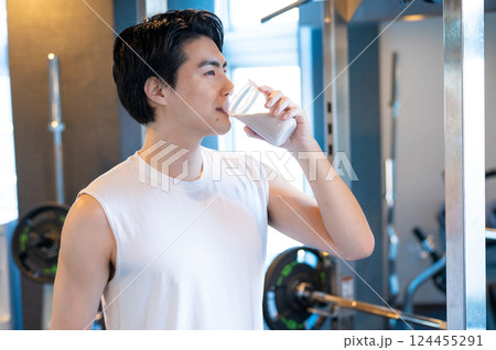 プロテインを飲む男性 124455291