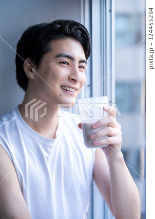プロテインを飲む男性 124455294