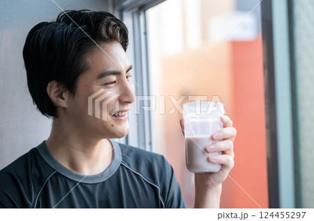 プロテインを飲む男性 プロテインを飲む男性 124455297