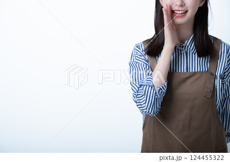 エプロンをつけた女性 エプロンをつけた女性 124455322