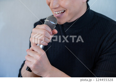 カラオケで熱唱する男性 124455328