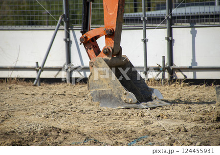 油圧ショベルの先端のバケット 油圧ショベルの先端のバケット 124455931