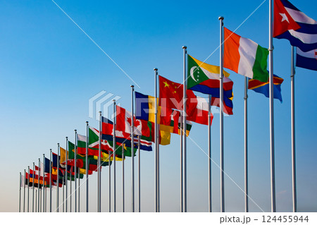 大阪関西万博会場近くの万国旗 124455944