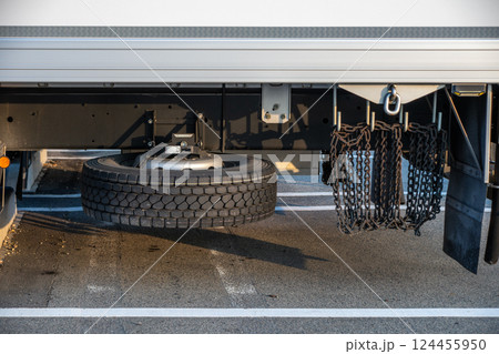 トラックのスペアタイヤとタイヤチェーン トラックのスペアタイヤとタイヤチェーン 124455950