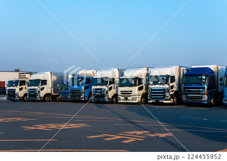 コンビニの駐車場で夕日に輝く貨物トラック 124455952