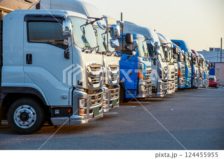 コンビニの駐車場で夕日に輝く貨物トラック 124455955