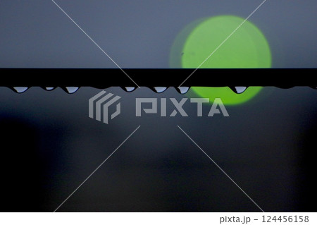 雨の濡れる電線と照明 124456158