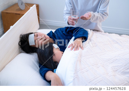 看病する父親 124457628