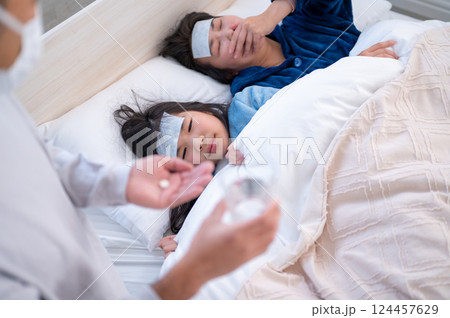 看病する父親 124457629