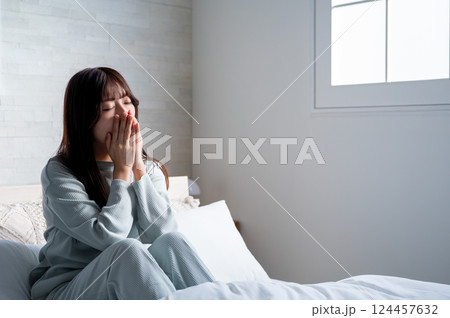 あくびをする女性 124457632