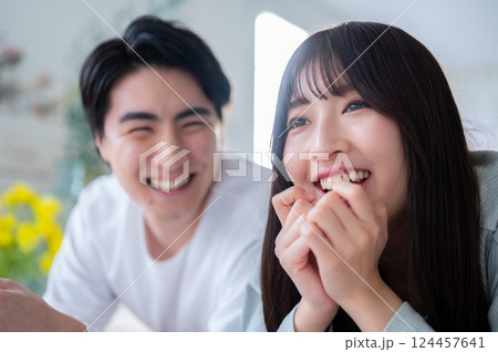 並んで笑顔の男女 並んで笑顔の男女 124457641