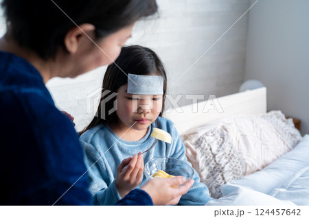 看病される女の子 看病される女の子 124457642