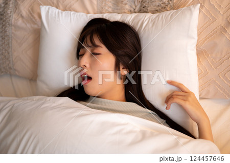 いびきをかいて寝る女性 124457646