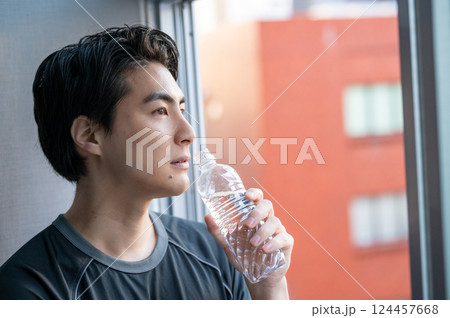 水を飲む男性 124457668