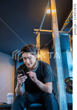 スマホを操作する男性 スマホを操作する男性 124457670