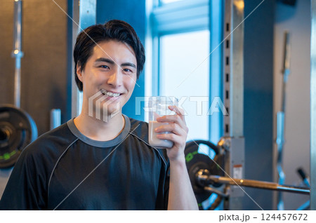プロテインを持つ男性 プロテインを持つ男性 124457672