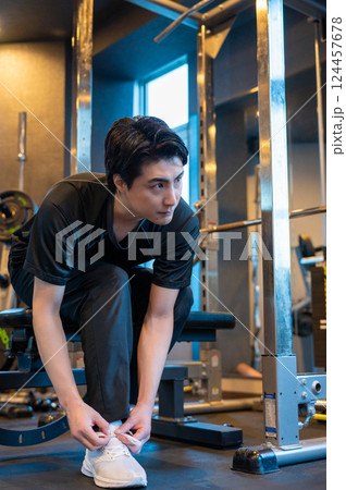 靴を履く男性 124457678