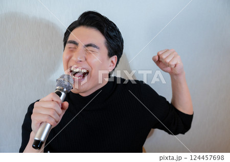 カラオケで熱唱する男性 124457698