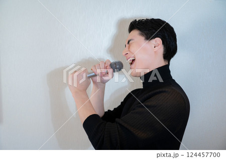 カラオケで熱唱する男性 124457700