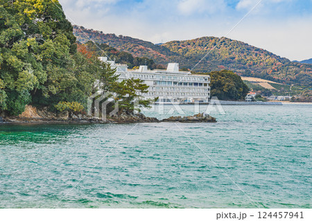 浜松市にある猪鼻湖とホテルの風景(静岡県) 124457941