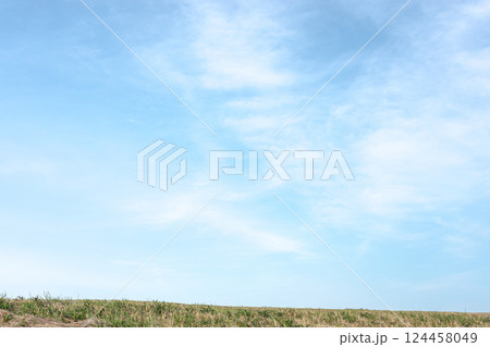 爽やかな青空と草原 124458049