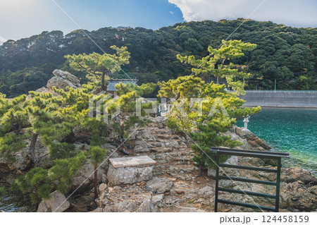 浜松市にある新緑に包まれた猪鼻湖神社の風景(静岡県) 124458159