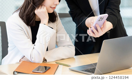 ミーティングをする2人の女性・ビジネスウーマン ミーティングをする2人の女性・ビジネスウーマン 124458194