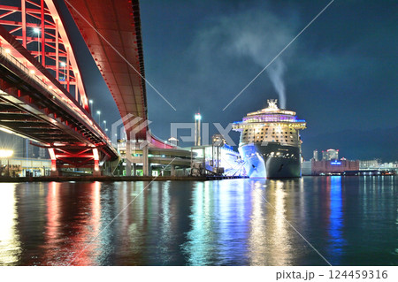 豪華客船「スペクトラム・オブ・ザ・シーズ」の神戸大橋との夜景 124459316
